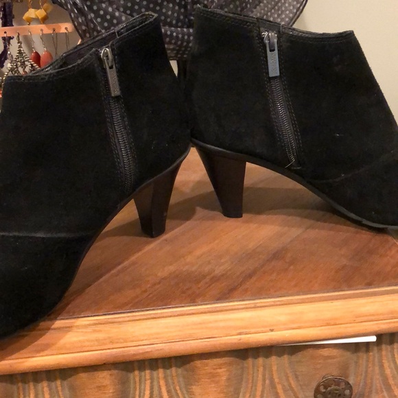 Kenneth Cole blacks suede ankle boots - Picture 4 of 4